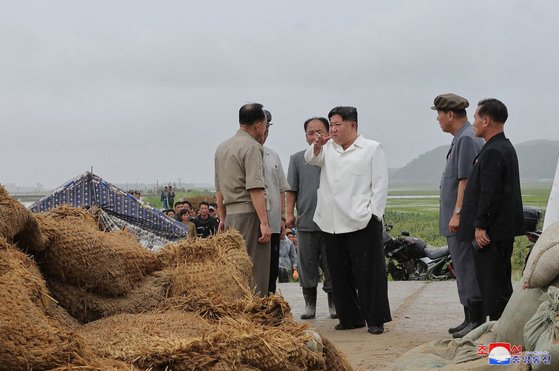 台風による被害地域を視察する金正恩委員長［朝鮮中央通信のホームページ　キャプチャー＝聯合ニュース］