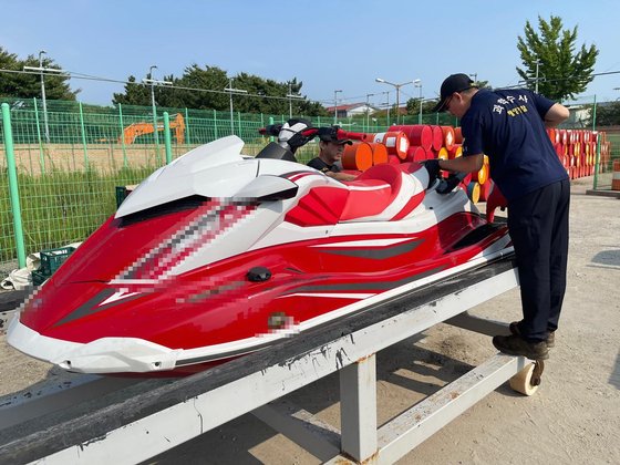 ３０代の中国人密入国者が乗ってきたジェットスキー。　［写真　仁川海洋警察署］