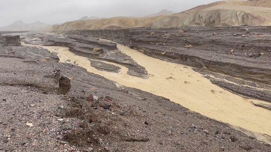 豪雨で流路ができ、地形が変わったデスバレー［写真　ロイター＝聯合ニュース］