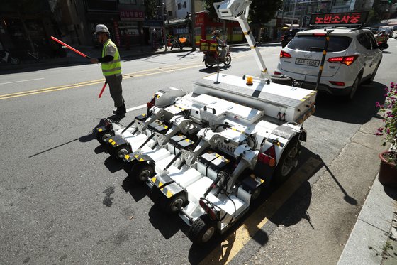 ソウル市道路管理課の職員らが東大門区踏十里洞（トンデムング・タプシムニドン）でシンクホールの探知作業を行っている。チャン・ジニョン記者