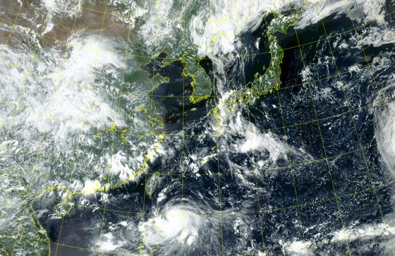 ２５日午後、千里眼衛星２Ａ号が撮影した韓半島周辺の写真。下部の中央、台湾南側の海上に台風９号が反時計回りに回転している。　写真＝国家気象衛星センター