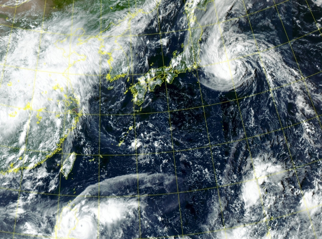 衛星千里眼２Ａ号で見た台風９～１０号と台風１１号に発達するとみられる熱帯低圧部１９号の姿。［写真　韓国気象庁］