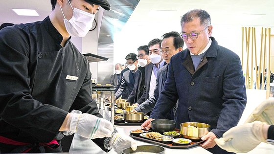 現代自動車グループの鄭義宣会長が１月３日、京畿道華城市の技術研究所で新年会後に社員食堂で配膳を受けている。鄭会長が南陽研究所を訪れて仕事初めの式を行ったのは今年が初めてだ。［写真　ヒョンデ］