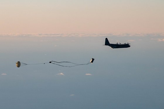昨年１１月９日にノルウェーのアンドーヤ射撃場で米空軍の特殊作戦輸送機ＭＣ１３０ＪからＪＡＳＳＭ－ＥＲ長距離空対地巡航ミサイル４発が搭載されたパレットが投下されている。［写真　米空軍］