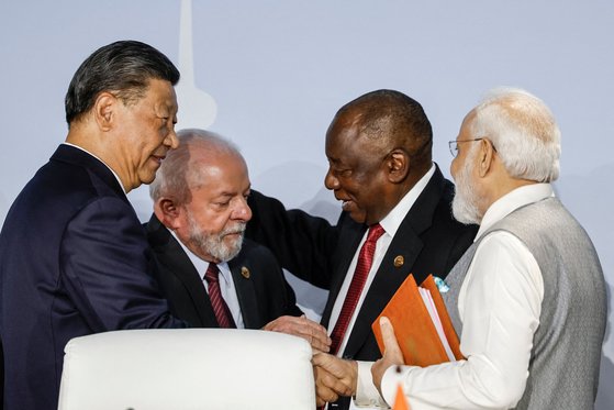 ２４日のＢＲＩＣＳ首脳会議で中国の習近平国家主席、ブラジルのルラ大統領、南アフリカのラマポーザ大統領、インドのモディ首相（左から）が談笑を交わしている。［中央フォト］