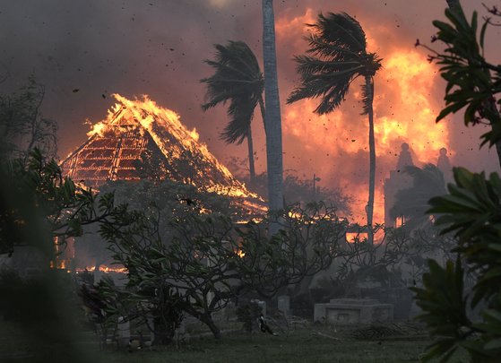 山火事によって歴史ある教会が炎に包まれている様子。［写真　ＡＰ＝聯合ニュース］