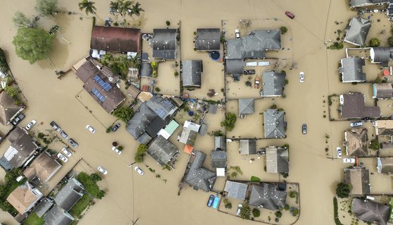 洪水で浸水したカリフォルニア州［写真　ＡＰ＝聯合ニュース］