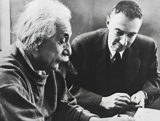 １９５０年ごろのオッペンハイマー（右）とアインシュタイン。当時彼らは米プリンストン高等研究所でともに勤めた。映画『オッペンハイマー』にも彼らの格別の関係が登場する。［写真　ウィキペディア］