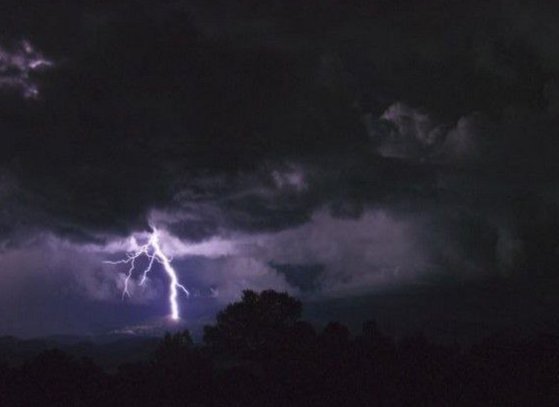 ２日にインド東部オディシャ州クルダなど６地域で観測された雷。［Ｘ（旧ツイッター）　キャプチャー］