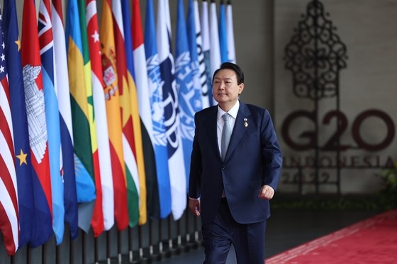 尹錫悦大統領が昨年１１月、インドネシア・バリ島で開かれたＧ２０首脳会議に出席している。世界の中枢国家に飛躍するため、韓国版インド太平洋戦略がそれから１カ月後に発表された。［写真　大統領室］