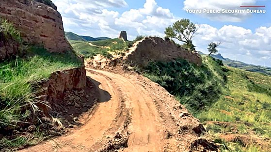 中国人２人が近道を作るために損壊した万里の長城の一部。［写真　右玉県公安局］