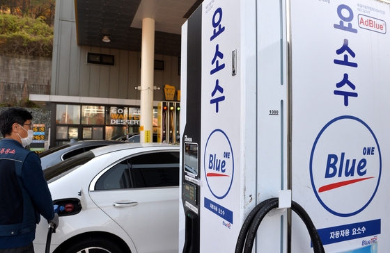 ２０２１年、中国の尿素輸出中断の余波で韓国では尿素水が品薄になり、貨物車など軽油車の運転手が苦労した。写真は当時およそ１０日ぶりに尿素水の供給を受けて販売を再開した大田（テジョン）のセルフガソリンスタンド。　キム・ソンテ記者