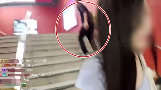 香港で韓国人女性観光客にセクハラをした後に逃げる男性。［写真　ＹｏｕＴｕｂｅの映像キャプチャー］