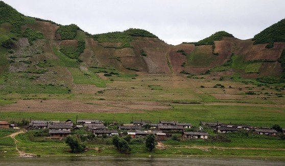 中朝国境地域である両江道中江郡のある村の後の山には山頂まで畑が作られている。［中央フォト］