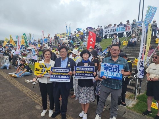 正義党の姜恩美議員、「共に民主党」の禹元植議員、無所属の梁貞淑議員（左から）が２７日に福島県いわき市で東京電力の原発汚染水放流に抗議している。［写真　共に民主党］