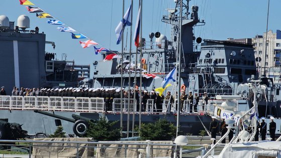 ロシアのウラジオストクに近いロシア太平洋艦隊の軍港で１４日、海軍将兵が制服姿で査閲式の予行演習をしている。パク・ソンフン特派員