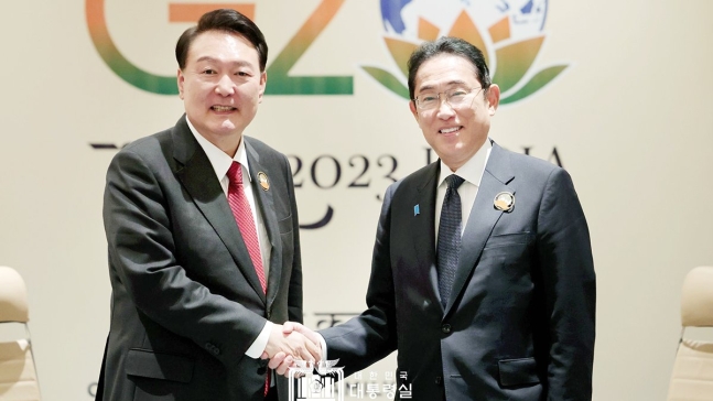 尹錫悦大統領が１０日（現地時間）、インド・ニューデリーのインターナショナル・エキシビション・コンベンション・センターで開かれた韓日首脳会談で、日本の岸田文雄首相と記念撮影に応じている。