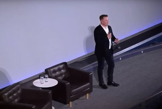 ２０１９年７月１７日、記者懇談会でビジョンを紹介するイーロン・マスク氏。［写真　ニューラリンク］