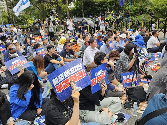 共に民主党の李在明（イ・ジェミョン）代表逮捕同意案が可決され、支持者が涙を流している。イ・チャンギュ記者