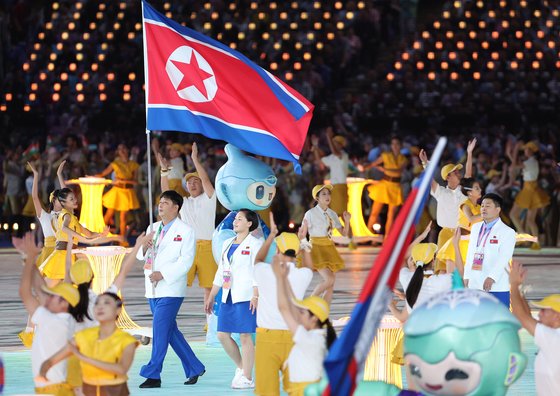 杭州アジア大会の開会式で人共旗を持って入場する北朝鮮選手団の旗手［写真　聯合ニュース］