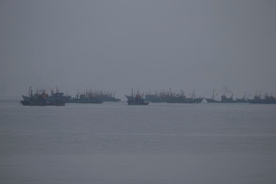 朝日新聞は２５日、中国漁船の日本近海「サンマ漁」操業が相変らず盛況だと報じた。写真は西海（ソヘ、黄海）北方限界線（ＮＬＬ）近隣海域の中国ワタリガニ漁船。中央フォト