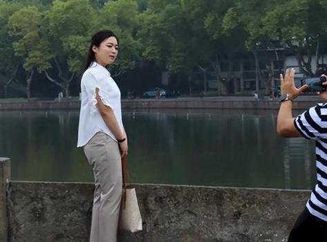 中国ＳＮＳに西湖を観光中の北朝鮮選手だと紹介された女性。［写真　網易新聞　キャプチャー］