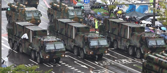 「国軍の日」市街地パレードが開かれた２６日、「怪物ミサイル」と呼ばれる地対地弾道ミサイル「玄武」が載せられた輸送起立発射機（ＴＥＬ）が移動している。軍は昨年は飛行の映像を、今年は発射台を公開した。キム・ジョンホ記者