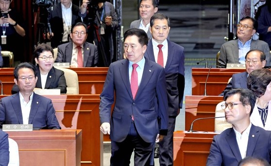 ２７日、国会で開かれた議員総会に入る金起炫（キム・ギヒョン）国民の力代表（真ん中）　カン・ジョンヒョン記者
