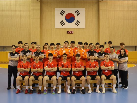 過去初めて外国人監督が率いる韓国男子ハンドボール代表チーム。［写真　大韓ハンドボール協会］