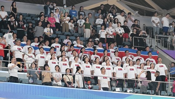 バスケットボール女子南北戦を観戦する北朝鮮応援団。チャン・ジニョン記者