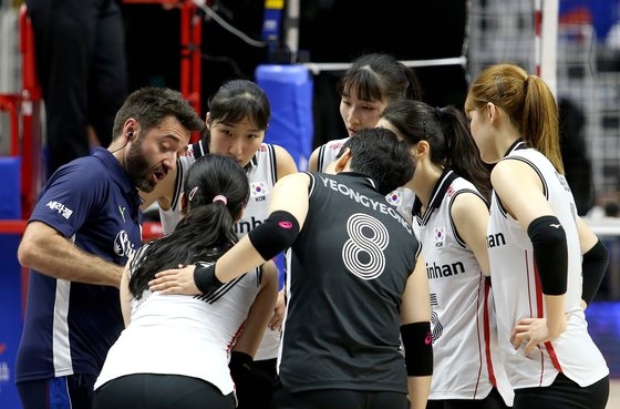 女子バレーボール韓国代表がアジア競技大会の初戦で格下と見なされたベトナムに敗れ、不安なスタートを切った。［写真　大韓バレーボール協会］