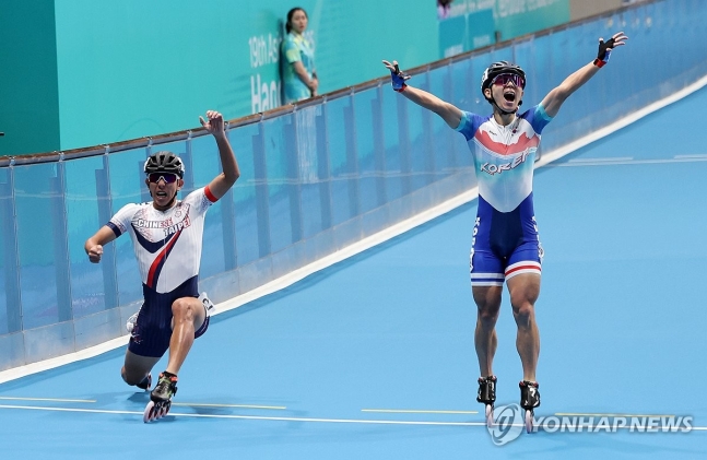 「万歳」して金メダル逃した韓国男子ローラースケート代表チーム　［写真　聯合ニュース］