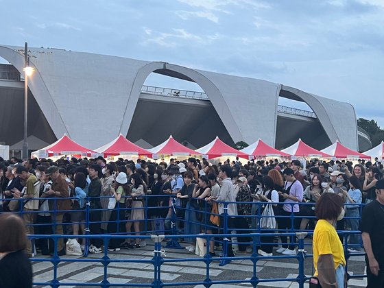 １日午後、東京駒沢オリンピック公園で開かれた「日韓交流おまつり２０２３」のメイン行事である「Ｋ－ＰＯＰシークレットコンサート」を観覧するために列に並んで待っている人々。［写真　駐日韓国文化院］