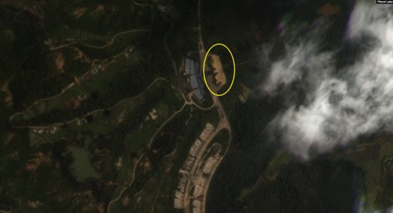 先月３０日、北朝鮮の金剛山観光地区ゴルフ場を撮影した「プラネット・ラボ（Ｐｌａｎｅｔ　Ｌａｂｓ）」の衛星写真で、クラブハウスの向かい側に建物とほぼ同じ大きさの黄色い物体が見える。［写真　Ｐｌａｎｅｔ　Ｌａｂｓ、ＶＯＡ］