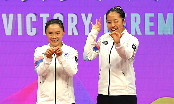 シン・ユビン（右）－チョン・ジヒ組が２日、杭州アジア競技大会卓球女子ダブルス決勝で北朝鮮のチャ・スヨン－パク・スギョン組に４－１で勝利し、金メダルを獲得した。チョン・ジヒとともに表彰台に立ったシン・ユビンは手でハートの形をつくり、矢を放つパフォーマンスをしながら勝利の喜びを満喫した。　チャン・ジンヨン記者