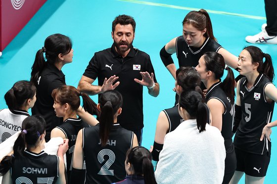 選手たちに作戦指示を出す韓国女子バレーボール代表チーム監督。［写真　ニュース１］