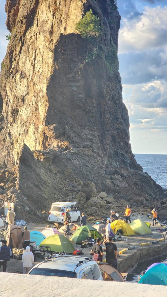 鬱陵郡（ウルルングン）コブク岩（＝亀岩）崩壊事故後の写真　［写真　鬱陵郡ホームページ］