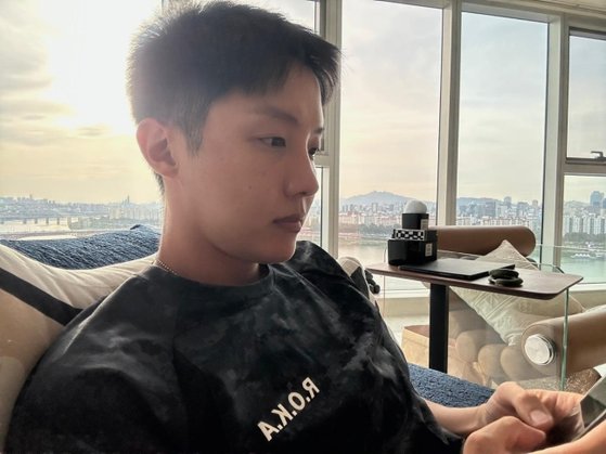 防弾少年団（ＢＴＳ）Ｊ－ＨＯＰＥが特級戦士に選ばれたと伝え、陸軍ティーシャツを着た写真を６日に掲示した。［写真　Ｗｅｖｅｒｓｅ］