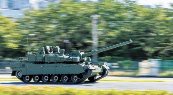 慶尚南道昌原の現代ロテム工場でポーランドに輸出するＫ２戦車の最終テストが進行中だ。［中央フォト］