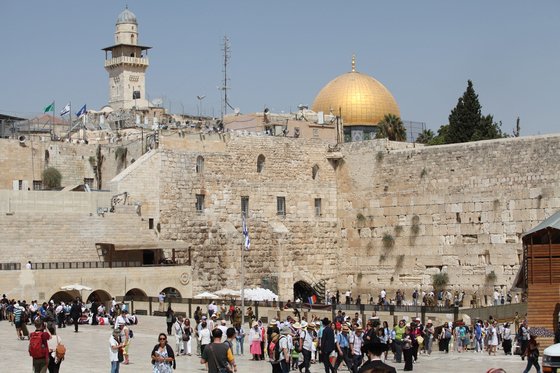 観光客でにぎわうエルサレムの「嘆きの壁」。［中央フォト］