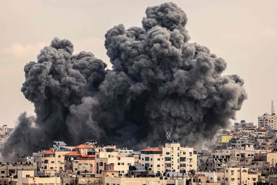 ガザ地区から立ち上る黒煙。［写真　ＡＦＰ＝聯合ニュース］