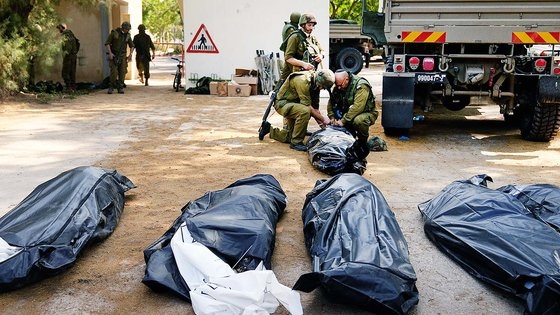 遺体を収容するイスラエルの軍人。［写真　ＡＰ＝聯合ニュース］