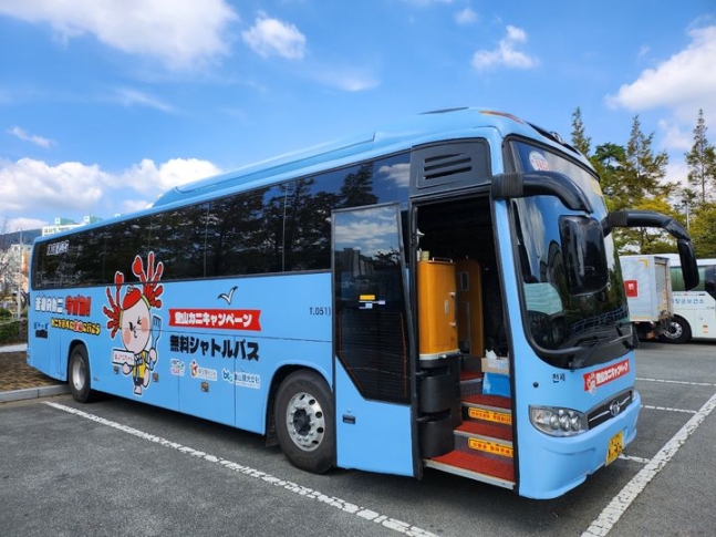 釜山ズワイガニキャンペーンに投入されるシャトルバス［写真　釜山観光公社提供］