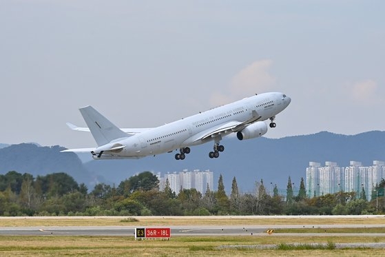 韓国政府がイスラエルに軍輸送機を派遣し、韓国人１６３人の帰国を支援した。１３日、ＫＣ－３００軍輸送機が空軍第５空中機動飛行団でイスラエル海外同胞輸送緊急任務作戦のため離陸している。　［写真　国防部］