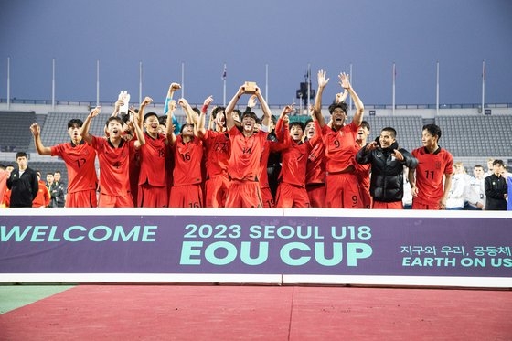 ＥＯＵカップＵ－１８（１８歳以下）国際サッカー大会で韓国が優勝し、初代チャンピオンになった。表彰式で優勝トロフィーを掲げる韓国の選手。　［写真　ＥＯＵカップ組織委員会］