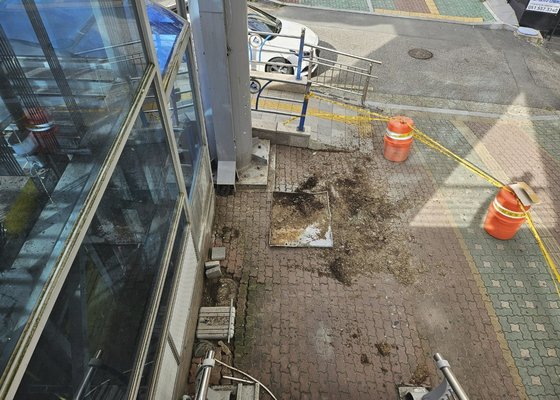 １日、釜山市東莱区明倫洞（プサンシ・トンネグ・ミョンリュンドン）にある陸橋で、ハトの排泄物で腐食された鉄製外装材が歩道に落下する事故が起きた。［写真　東莱区］