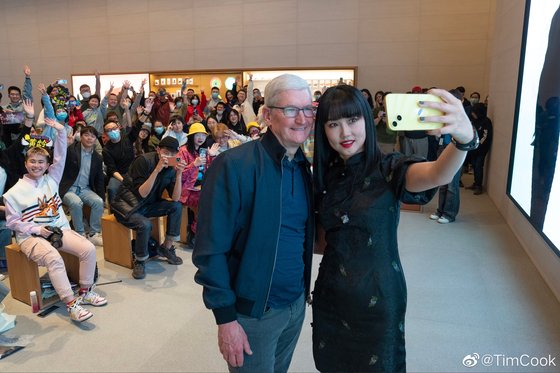 アップルのティム・クックＣＥＯが３月２４日（現地時間）、中国北京にあるアップル売り場を訪れ、現地顧客と自撮りをする姿。［写真　ティム・クック氏の微博］