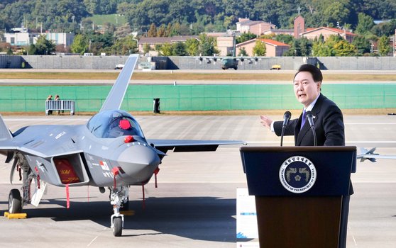 韓国の尹錫悦（ユン・ソクヨル）大統領が１７日、城南ソウル空港で開催中の「ソウルＡＤＥＸ２０２３」’開幕式でＫＦ－２１戦闘機を紹介している。