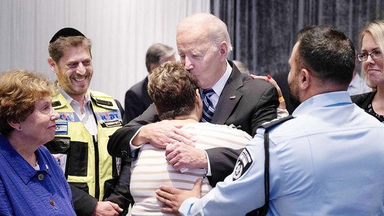 ハマスの人質に取られていたラヘル・エドリさん（中央）とバイデン大統領が抱擁している。［写真　ＡＦＰ＝聯合ニュース］