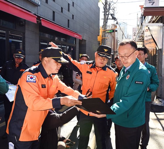 韓国行政安全部のイ・ハンギョン災難安全管理本部長がハロウィンデーを１０日後に控えた２１日、ソウル鍾路区益山洞（チョンノグ・イクサンドン）韓屋通りを訪問して人波密集関連の準備状況および安全管理の現場点検をしている。［写真　行政安全部］